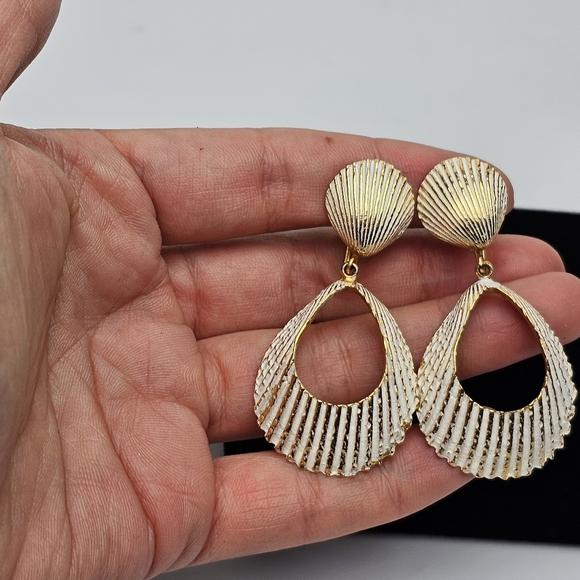 Vintage Screwback Gold Tone White Paint Stacked Sea Shell Drop Earrings - Picture 11 of 12